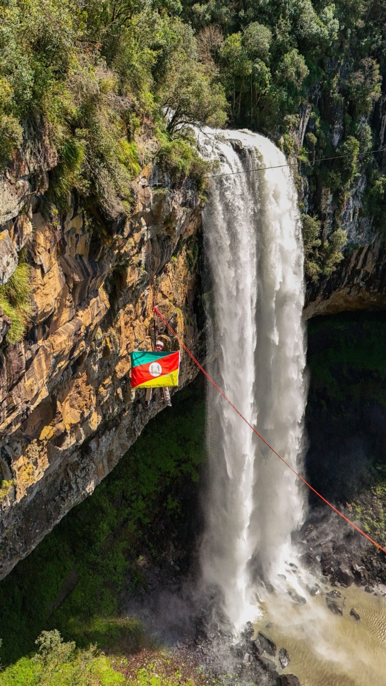 Bandeira do RS foi estendida ao lado da Cascata do Caracol.
Divulgação/Parque do Caracol
