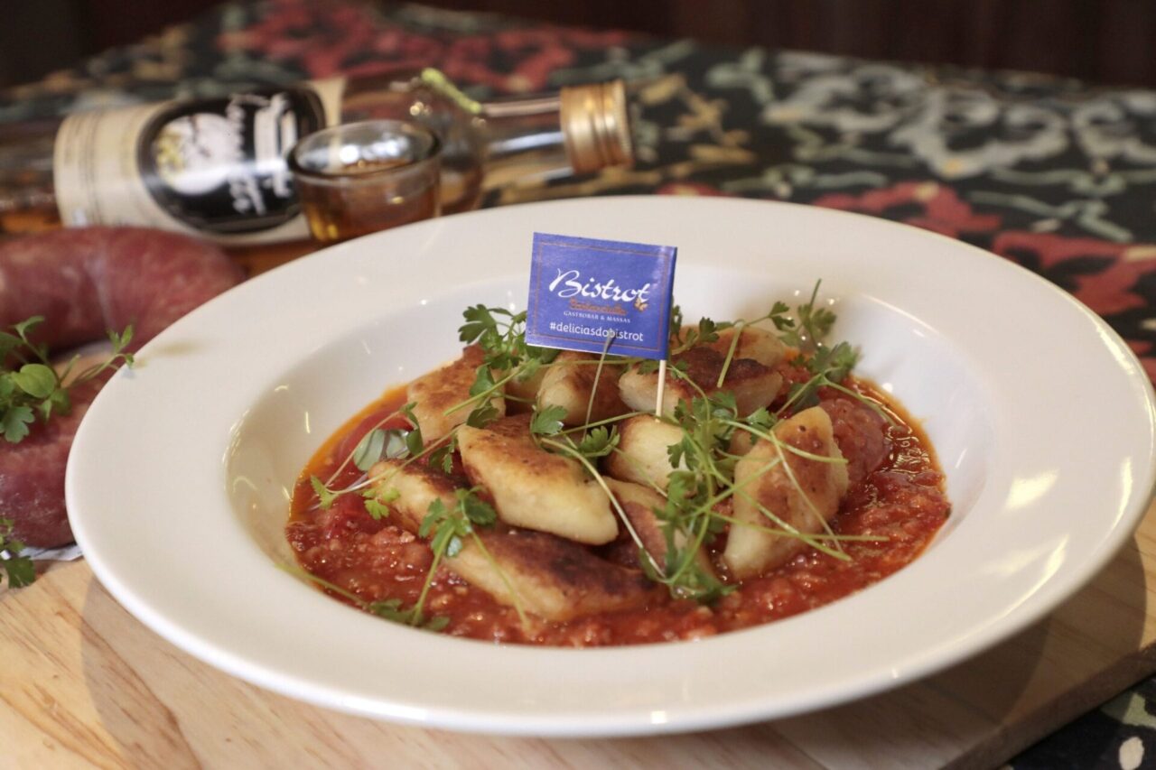 Bistrot Pastasciutta - Gnocchi de mandioca ao molho de ragu de linguiça flambado com graspa envelhecida e finalizado com brotos de salsa orgânico.