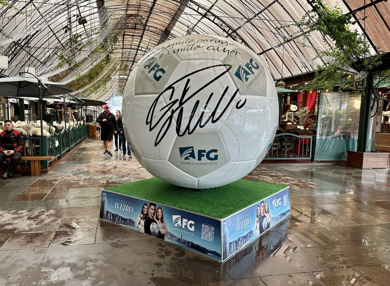 Bola gigante. Foto: Miron Neto