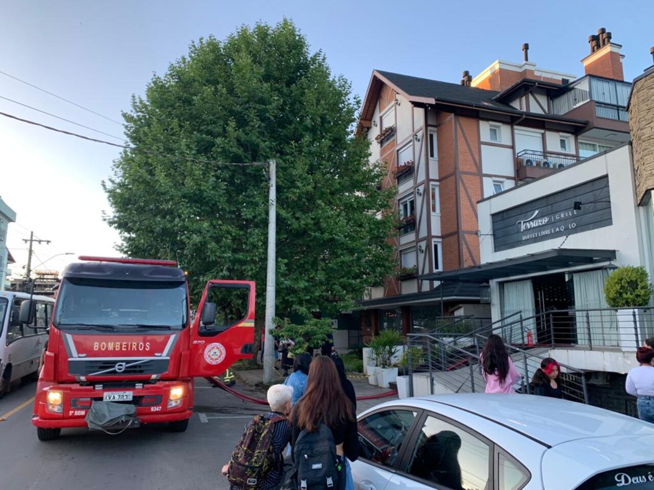 Bombeiros controlam incêndio em restaurante