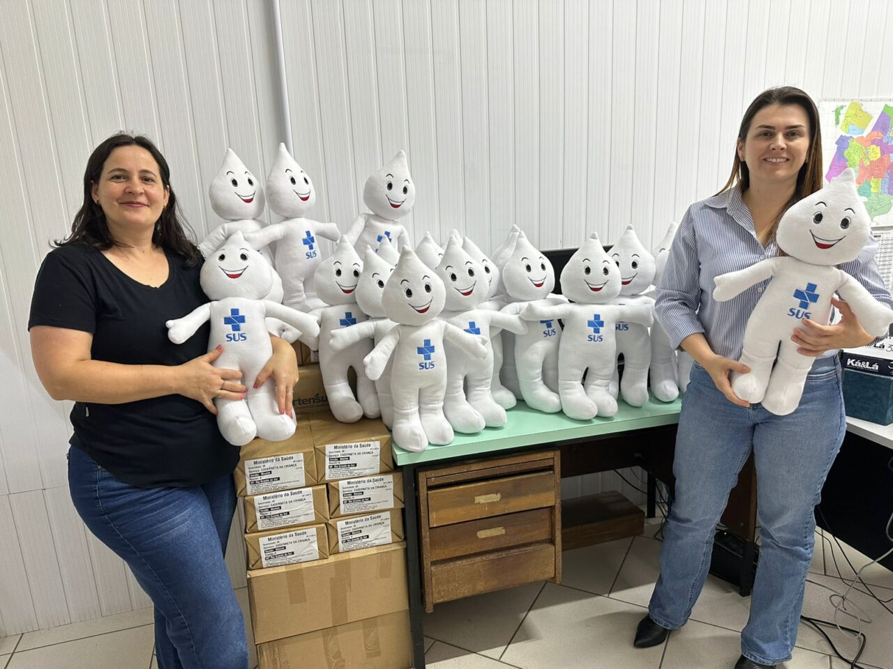 A enfermeira Magali Dell Valle Cavinato e a técnica de enfermagem Carine Spohr com os bonecos “Zé Gotinha”

Foto: Rita Souza