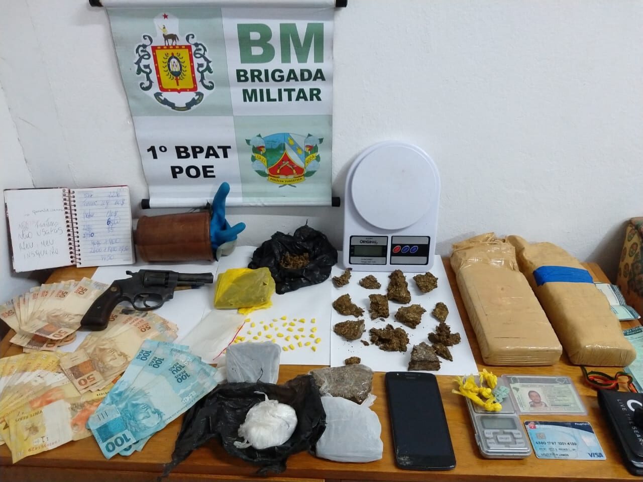 Brigada Militar apreende 1,6kg de drogas e um revólver em Gramado
