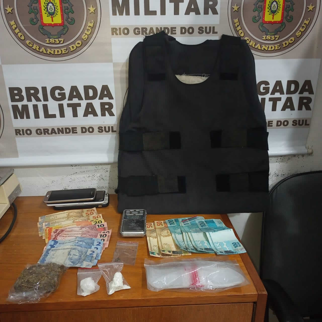 Brigada Militar apreende dois menores com drogas, balança de precisão e colete balístico próximo a escola em Canela