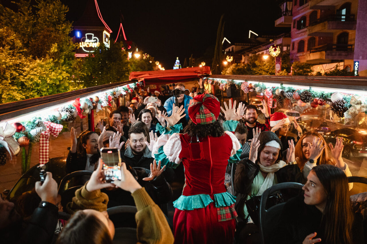 Bustour Ilumination Show é um espetáculo em movimento pelas ruas iluminadas de Gramado e Canela
Divulgação