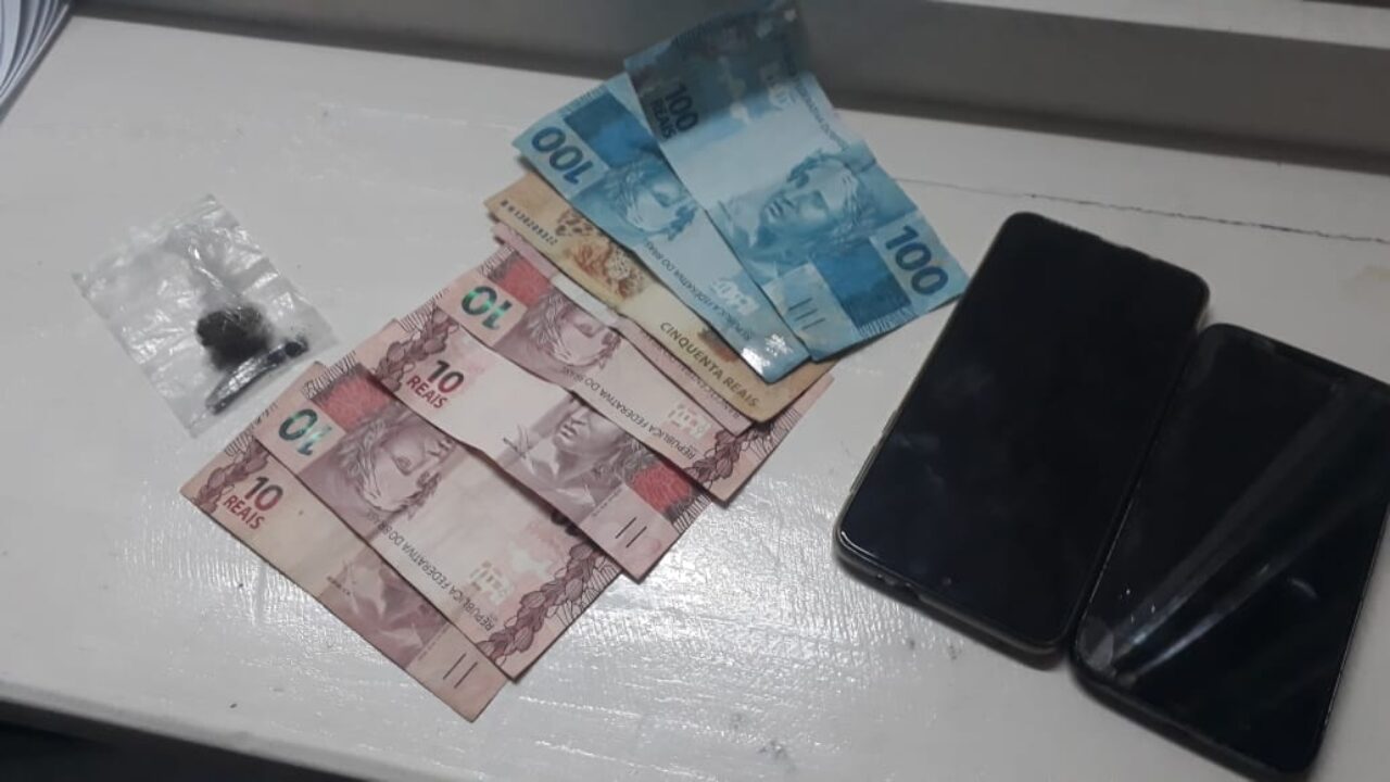 CANELA – Dupla é presa por tráfico de drogas no bairro Canelinha
