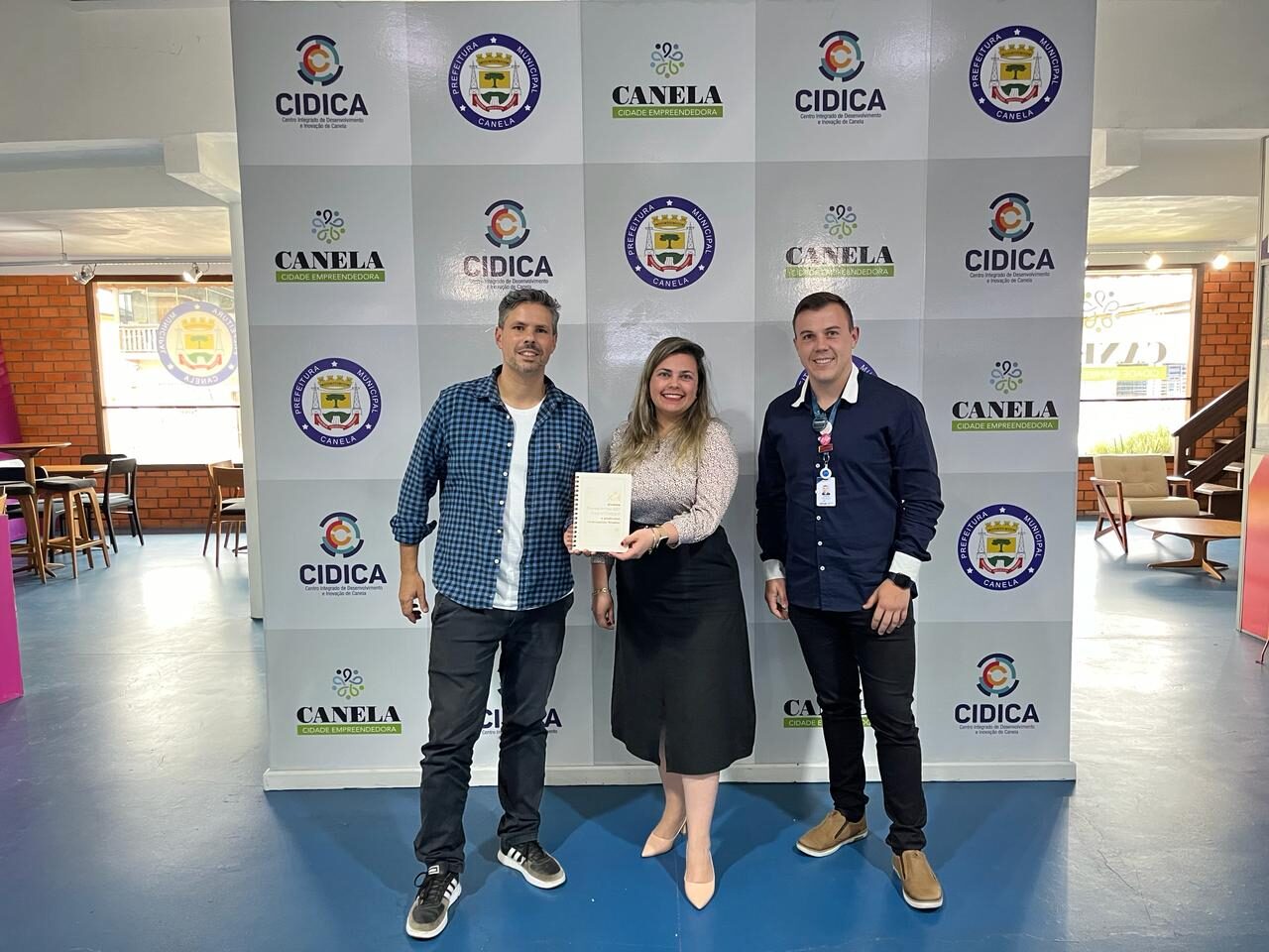 Leonardo Duarte, diretor do Cidica, Daniela Barbosa, diretora Senac Gramado e Dionatan Felipe Ritter, do setor comercial da Escola Senac