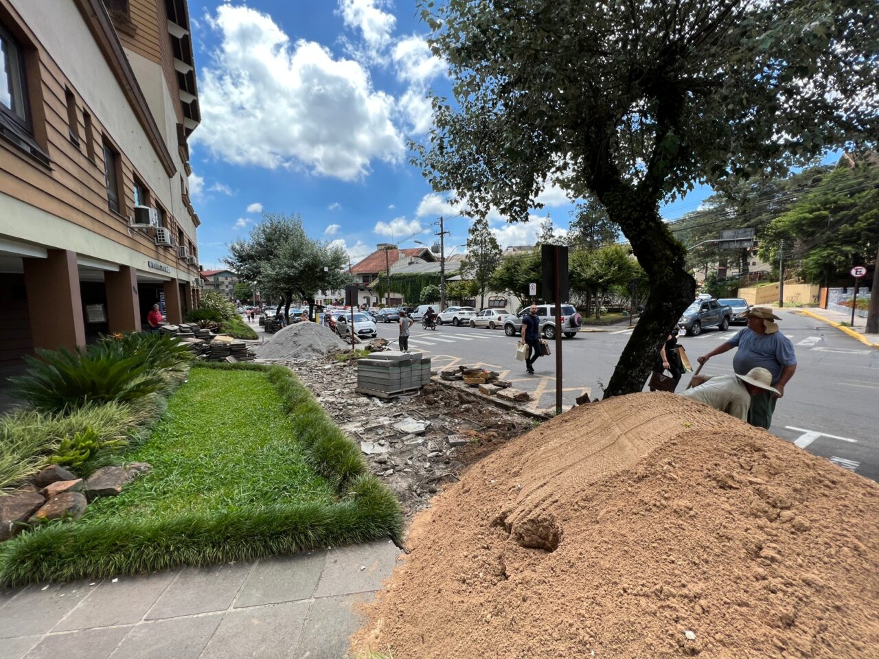 Foto: Pedras são removidas para reforma do passeio público.