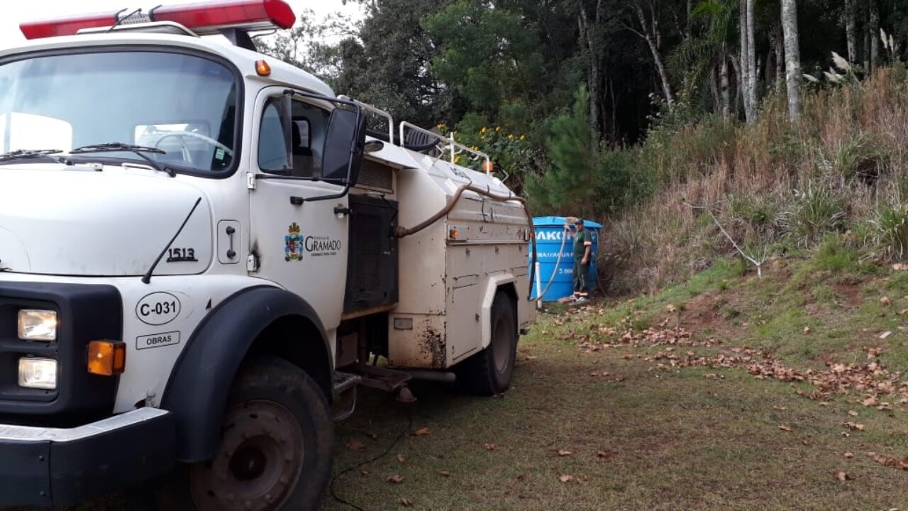Caminhão pipa gramado