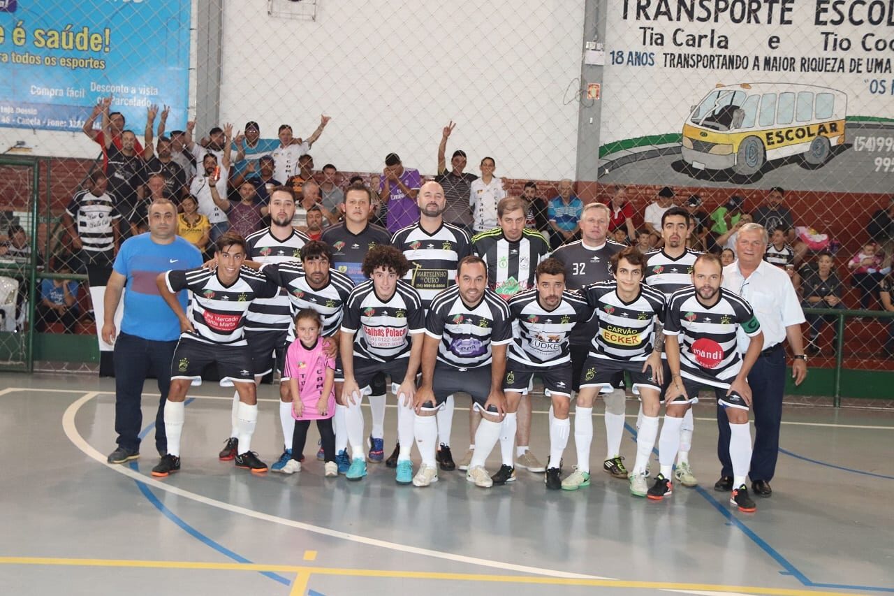 Bola 8/Espelho Gaúcho, um dos maiores vencedores do futsal canelense nos últimos anos, ficou com a taça