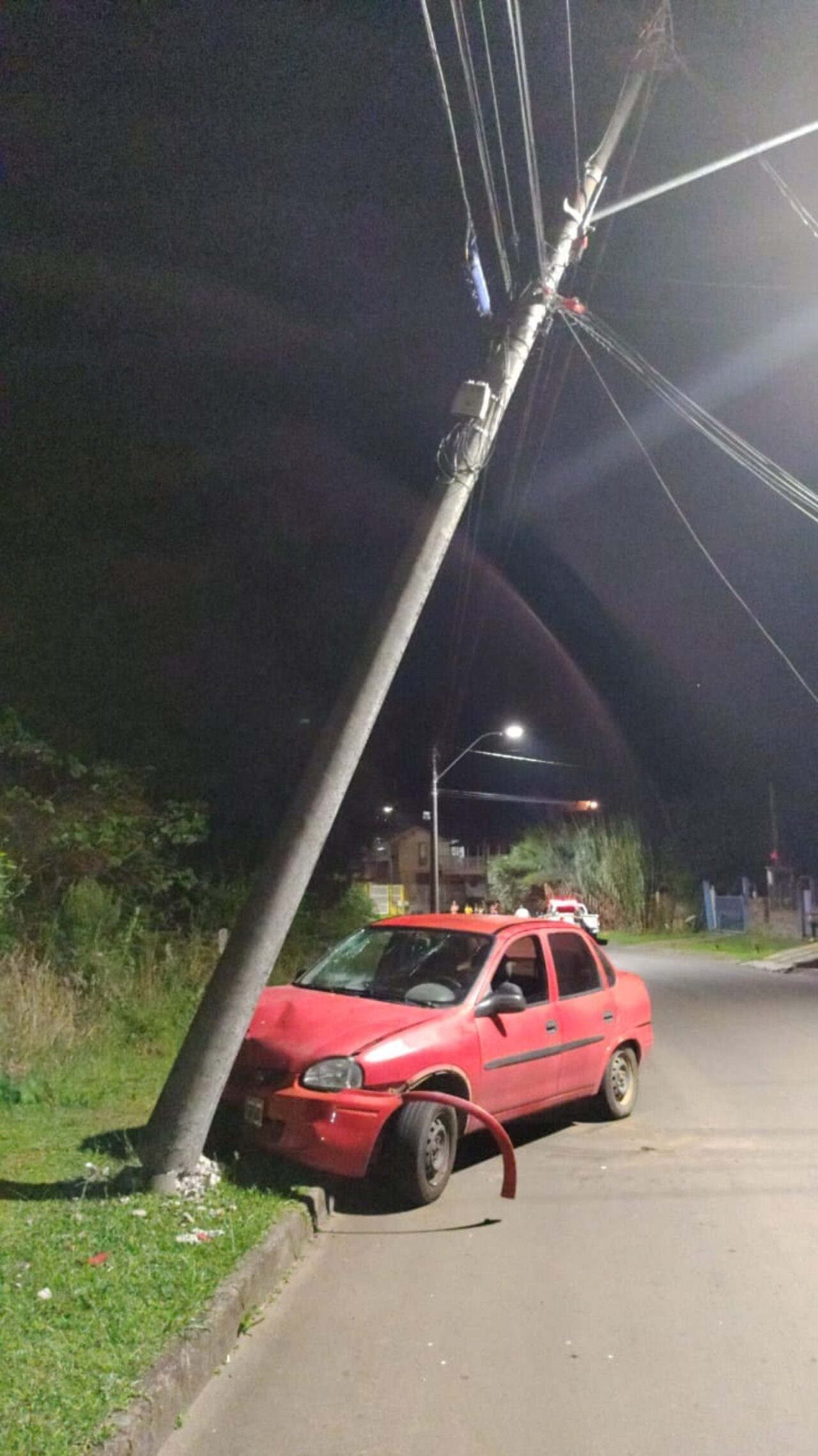 Canela - Mulher é detida após conduzir embriagada e colidir contra poste de luz