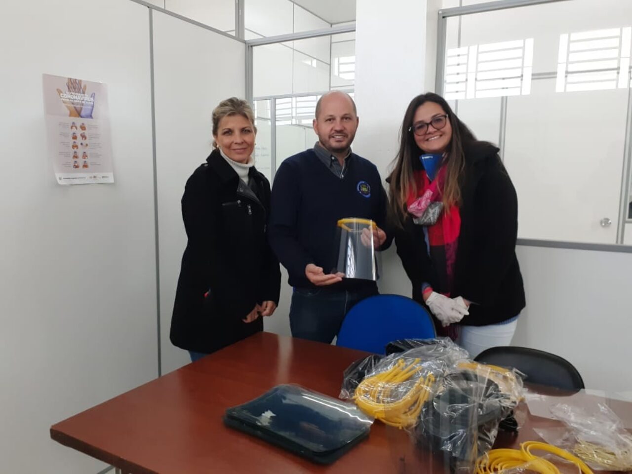 Canela - Voluntários doam máscaras às equipes do HCC