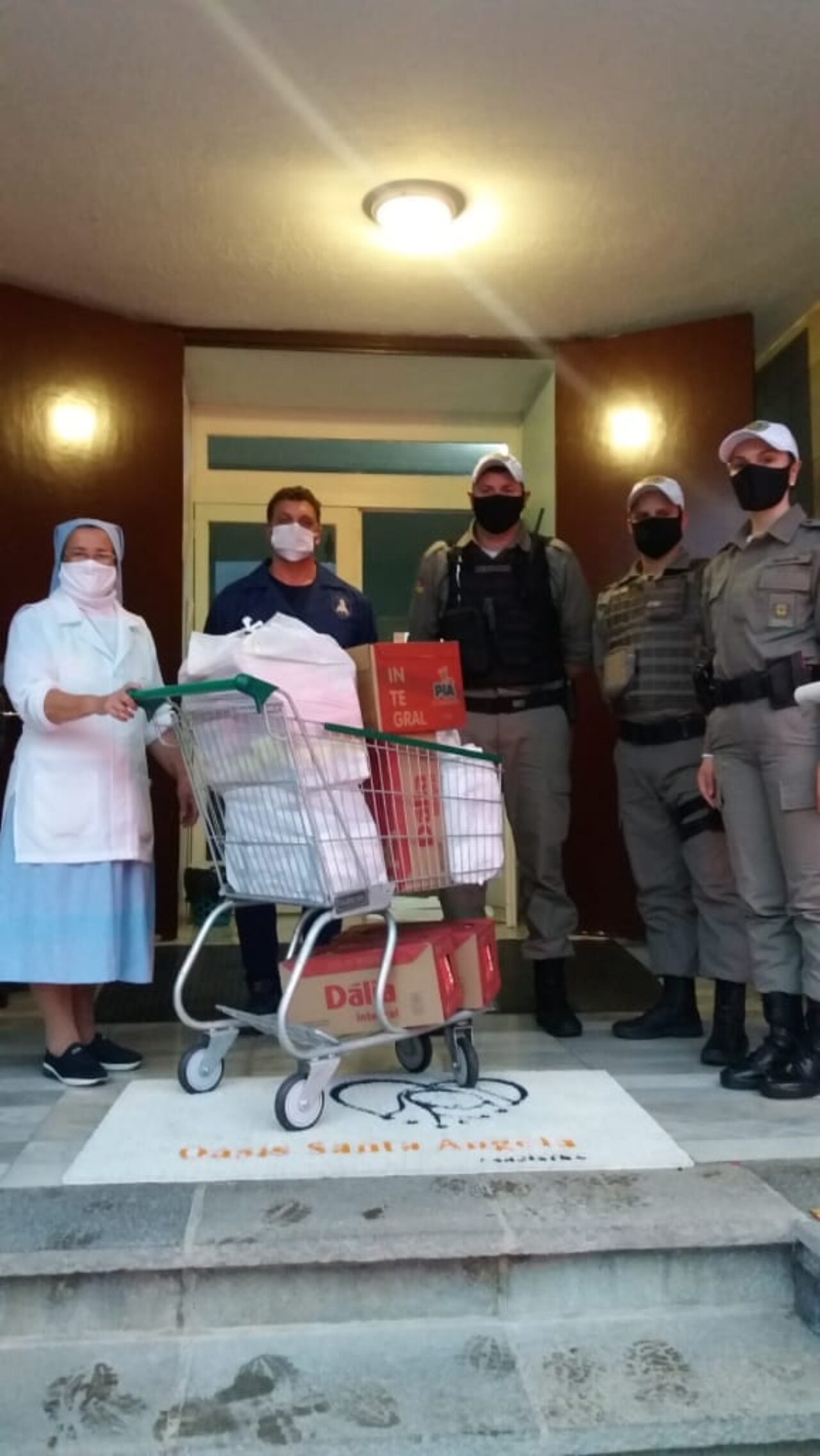 Canela – Brigada Militar entrega donativos ao Oásis Santa Ângela