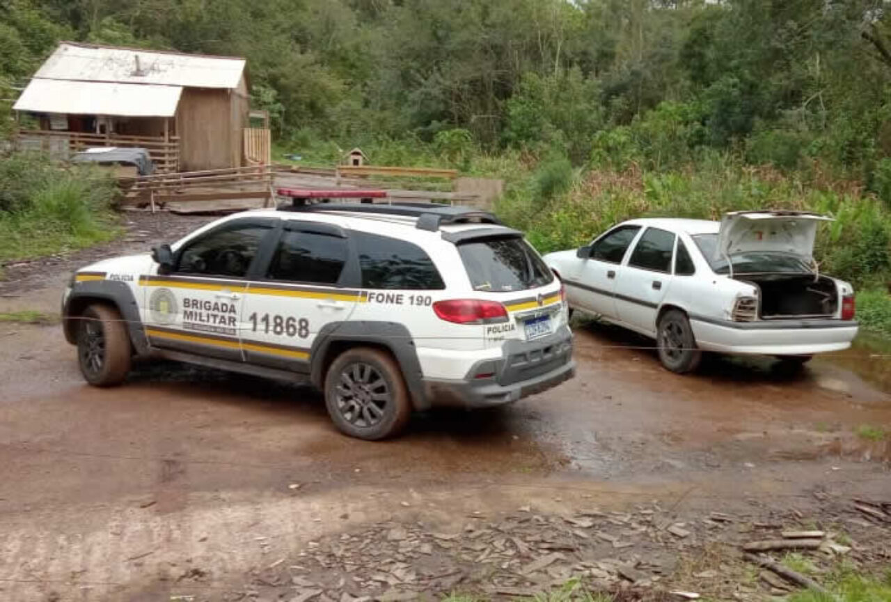 Canela – Dupla é presa com veículo furtado no bairro Santa Marta