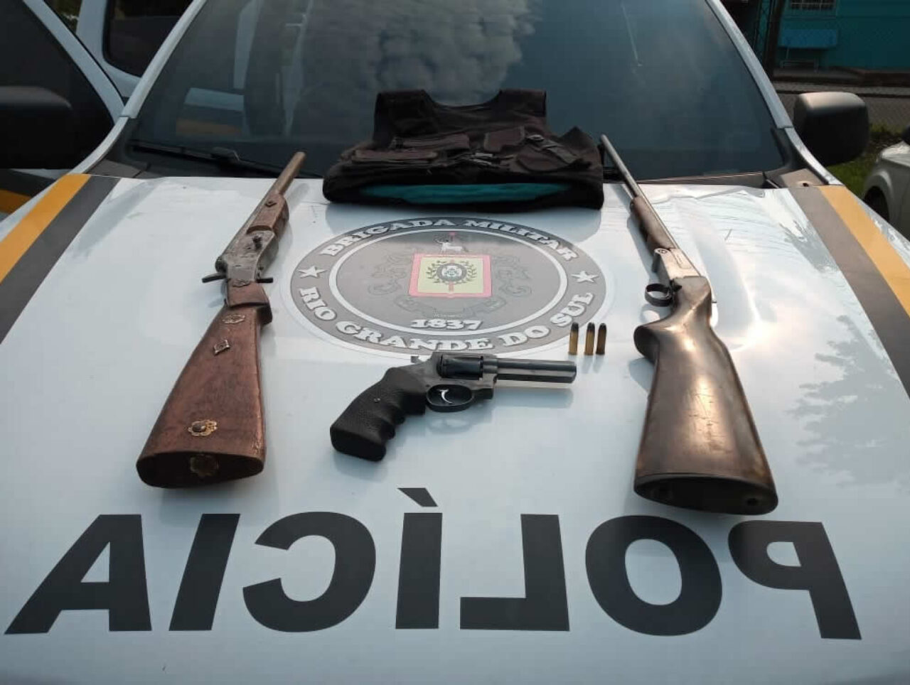 Canela – Dupla é presa portando três armas e um colete balístico