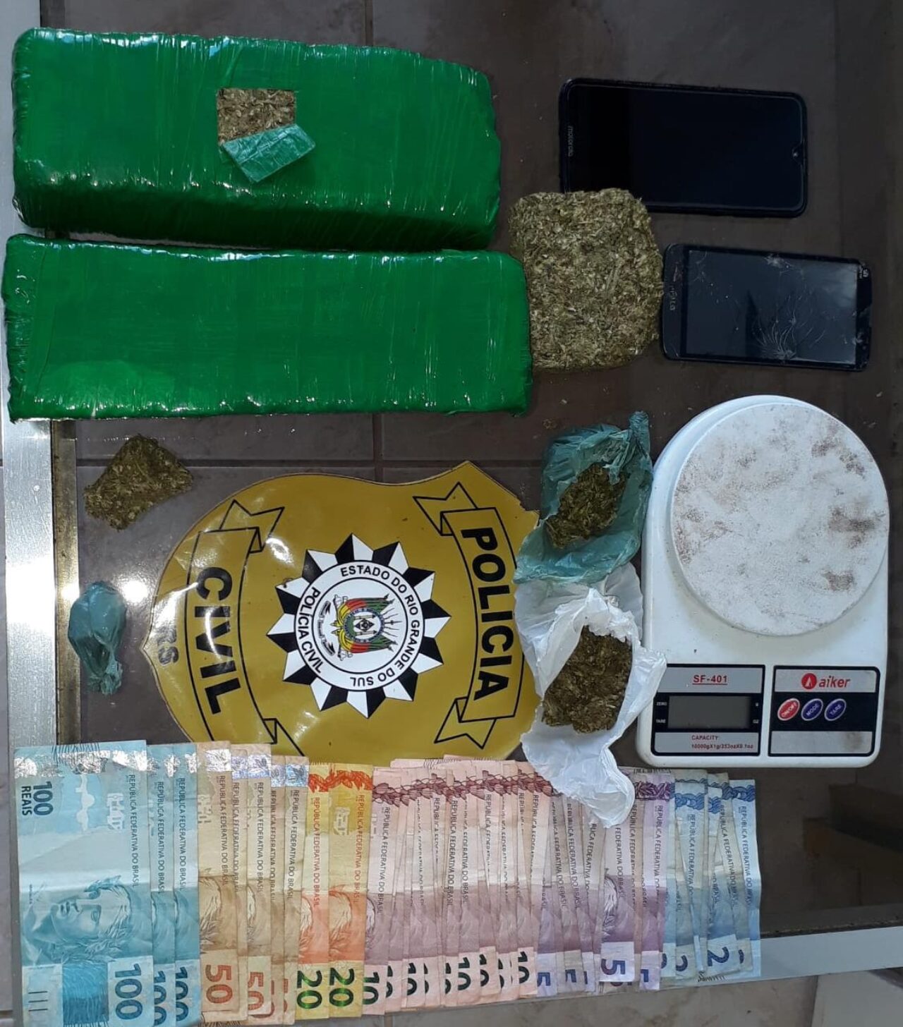 Canela – Polícia Civil apreende dois quilos de maconha e prende traficante em flagrante no bairro Eugênio Ferreira