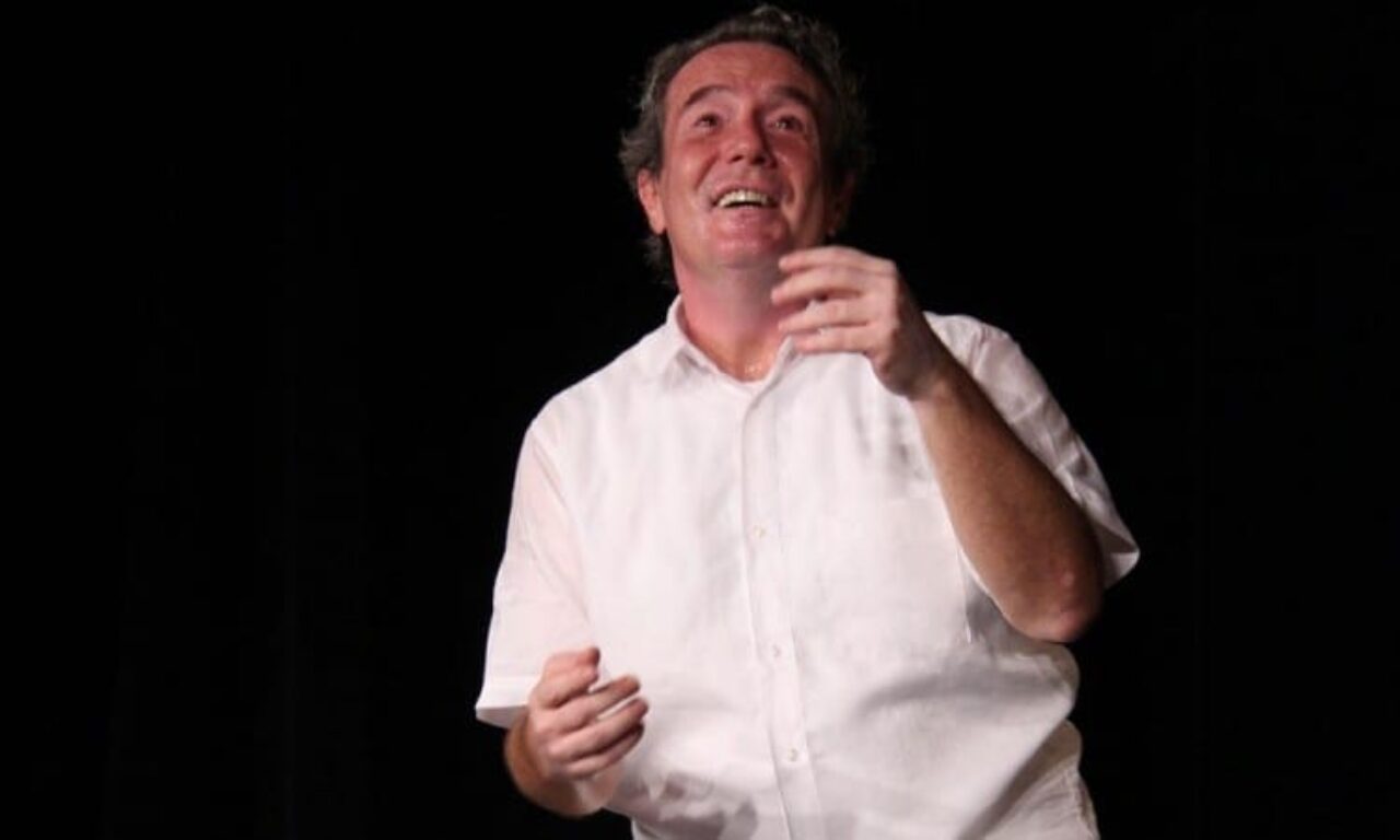 Carlos Simione será o amigo de café do Estúdio Lisi Berti, em outubro