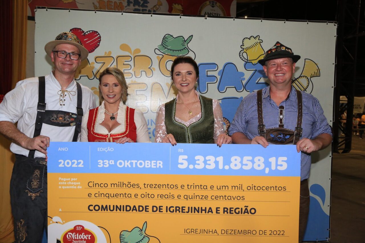 Casais-presidente-e-vice-presidente-da-33a-Oktober-com-cheque-do-valor-total-de-resultado