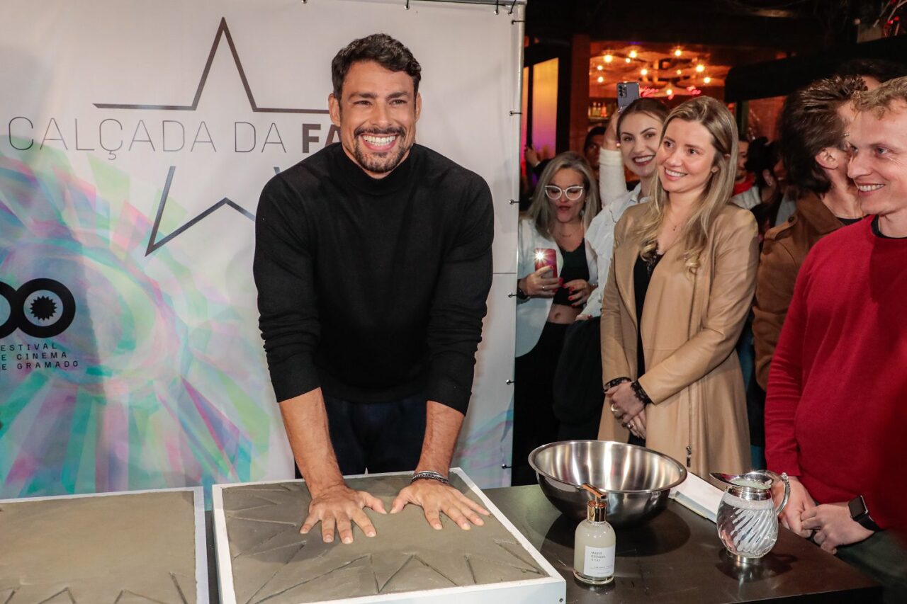 Cauã Reymond teve seu nome e assinaturas eternizadas em 2022. Foto: Edison Vara