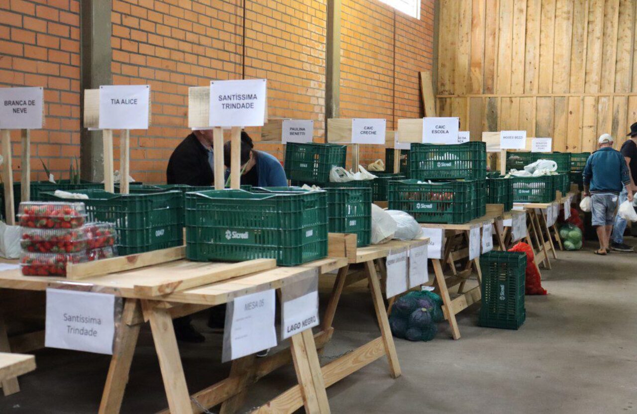 Prefeito verificou o processo de entrega dos produtos.