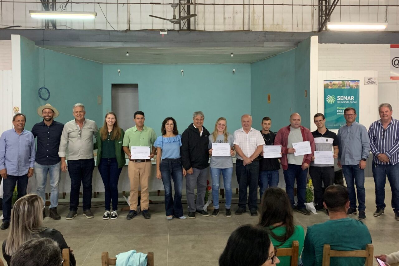 Foto: Autoridades entregaram os certificados para os participantes.