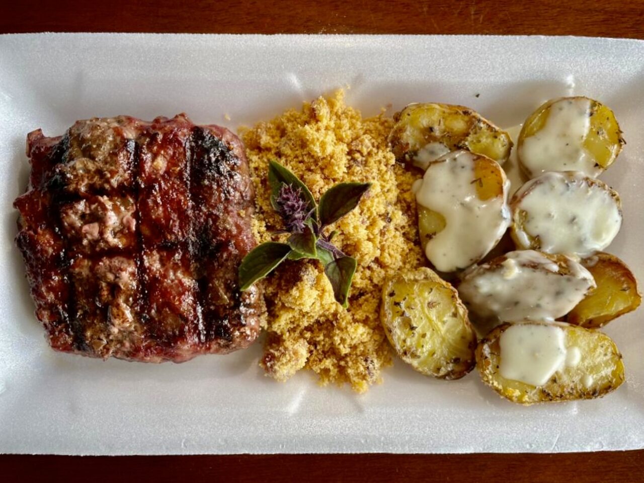 Churrasco de pinhão com farofa e batata rústica no Restaurante Faullia em parceria com o Restautante Castelli. Foto Luis Mendes