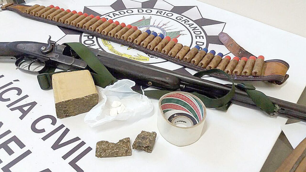 Civil apreende drogas e arma e prende dois em flagrante