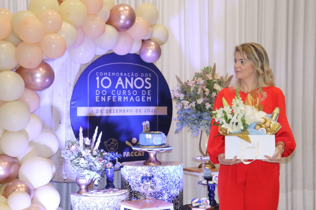 Claudia recebendo a homenagem