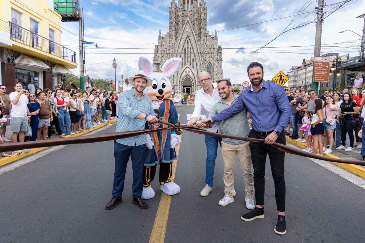 Coelho da Páscoa com prefeito, deputado Joel, presidente da Câmara, Felipe Caputo, e secretário de Turismo (2)