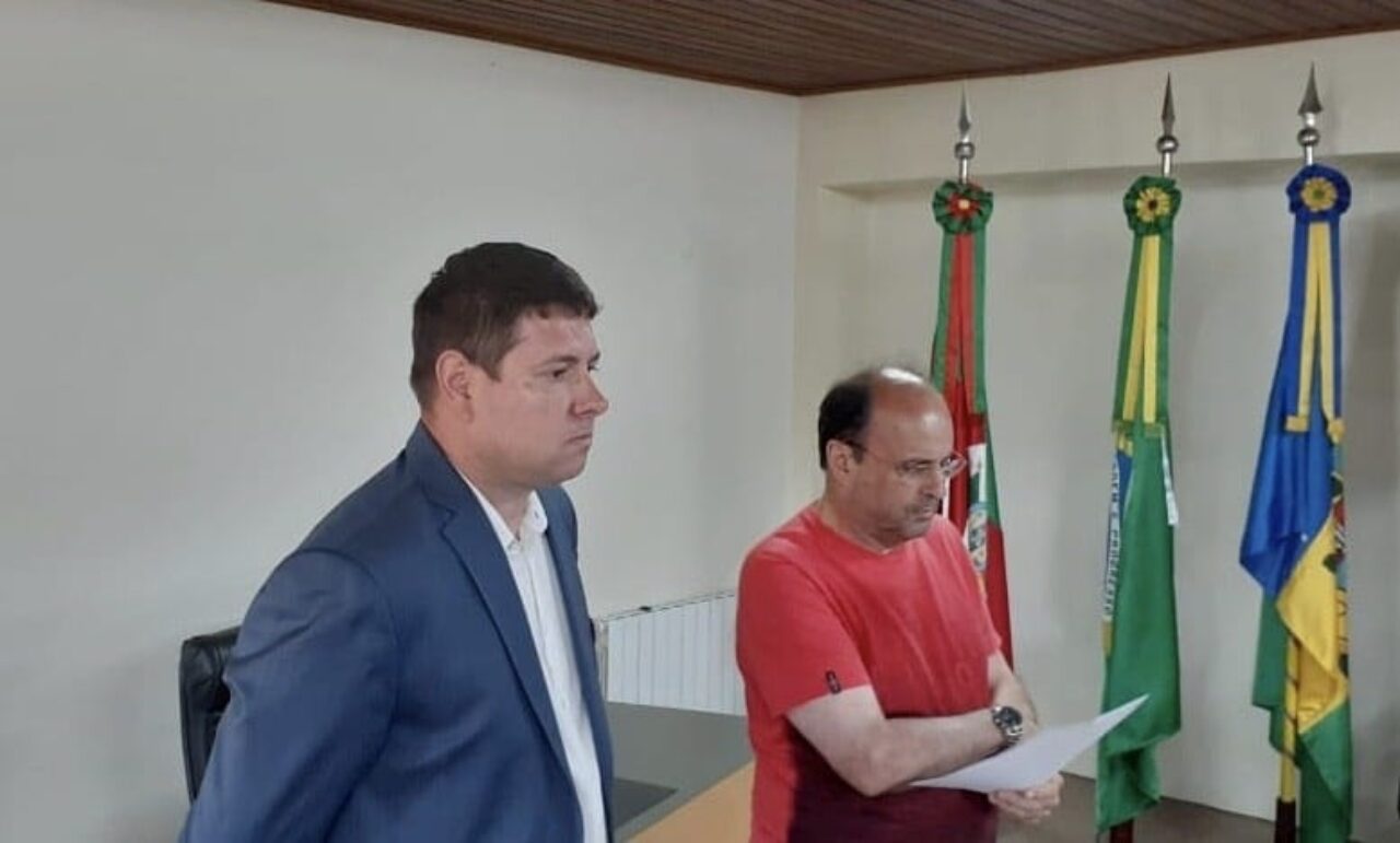 Diretor da Corsan, André Finamor, e o prefeito Fedoca Bertolucci.