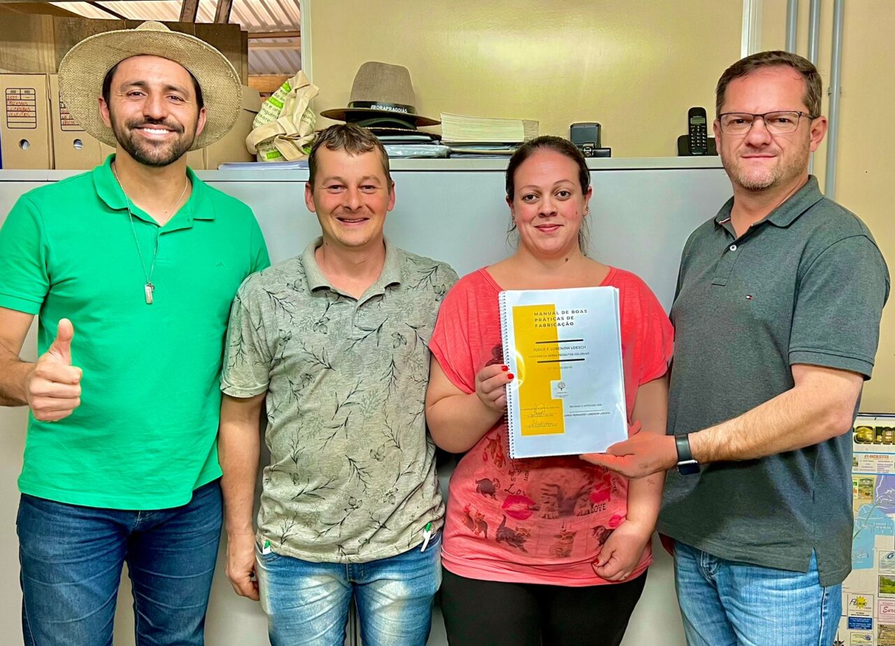 Foto: Casal recebeu o manual de boas práticas e as tabelas nutricionais.