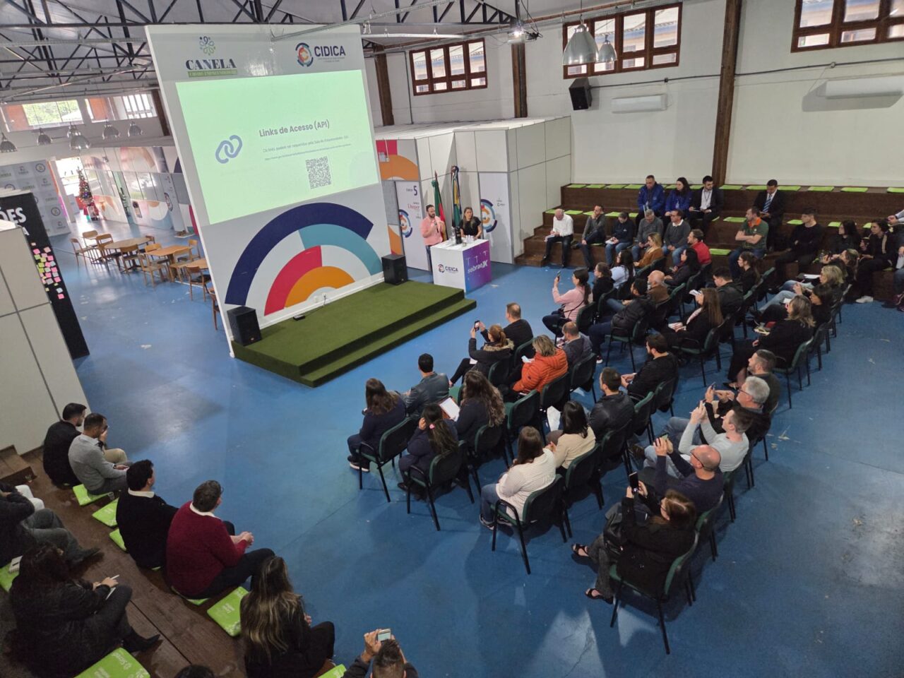 Curso sobre a Nota Fiscal Eletrônica ministrado para os produtores rurais no Cidica
Foto: Divulgação