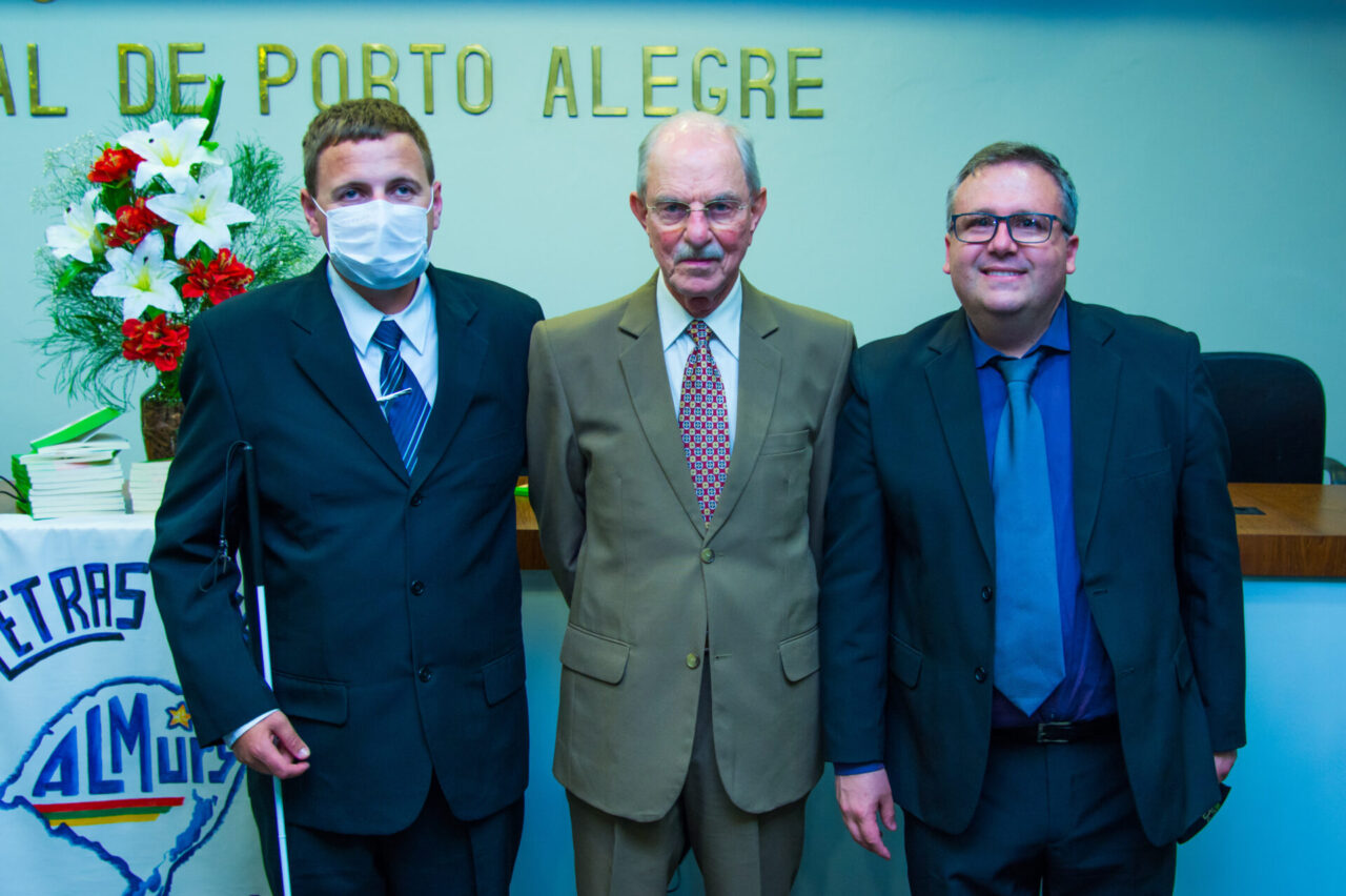 O acadêmico André Werkhausen Boone (e), escritor cego de Nova Petrópolis, em acolhida aos novos colegas de Almurs, Romeo Riegel e Márcio Cavalli (d)