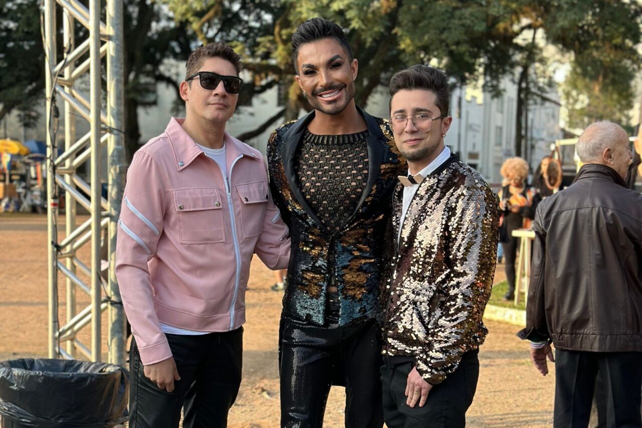 Dan e Del com um dos cerimonialistas do evento, Vagner de Oliveira