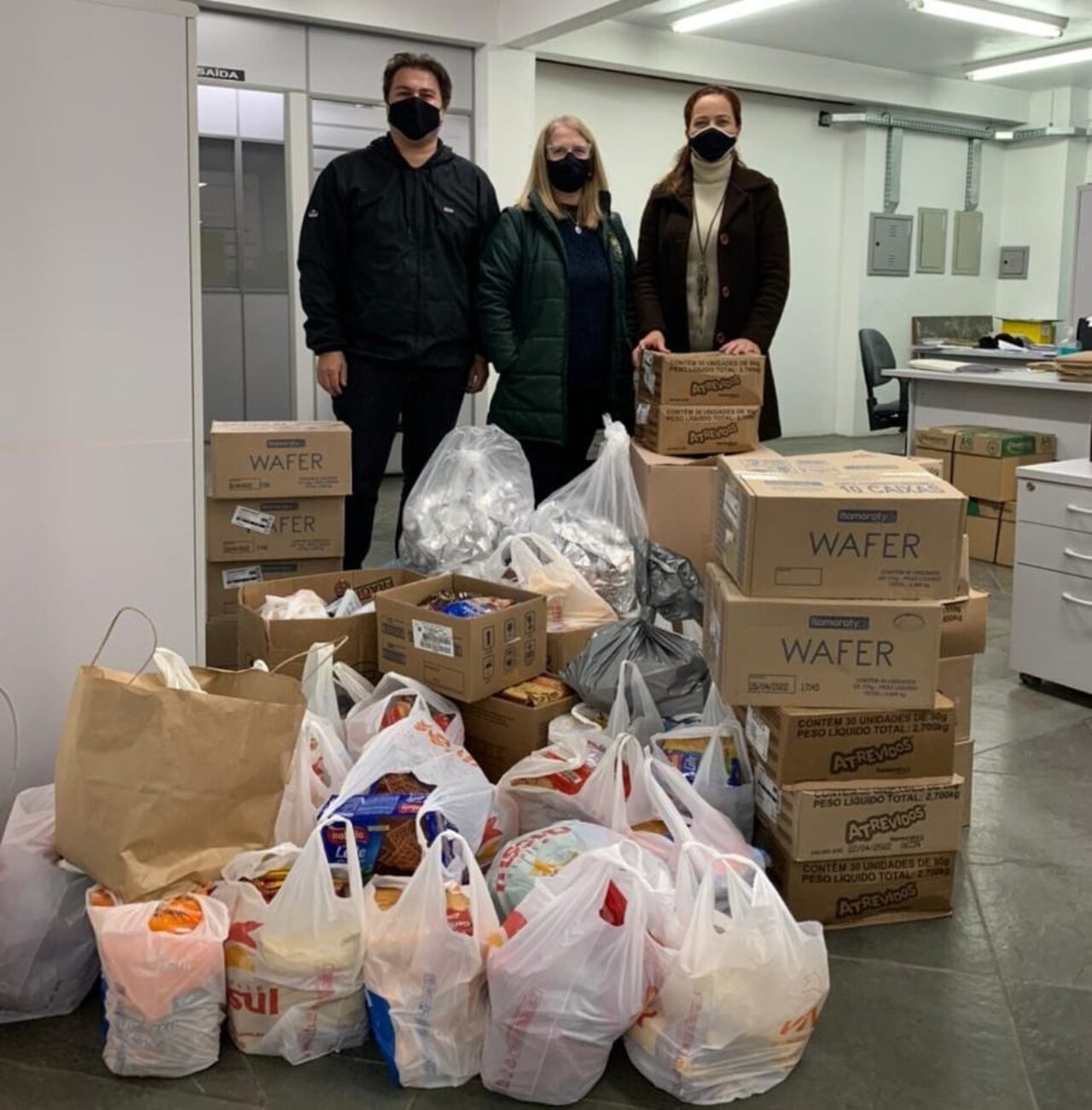 Dauper e servidores públicos doam alimentos à Secretaria de Cidadania e Assistência Social
