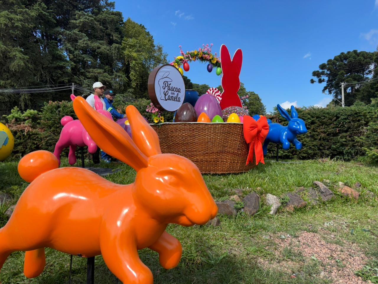 Decoração é instalada na rótula do Caracol