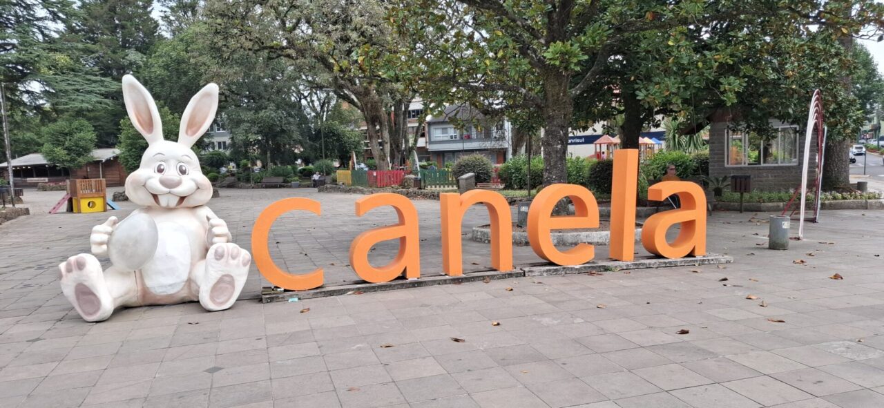 Decorações instaladas em pontos da cidade já anunciam que a Páscoa em Canela vai começar.