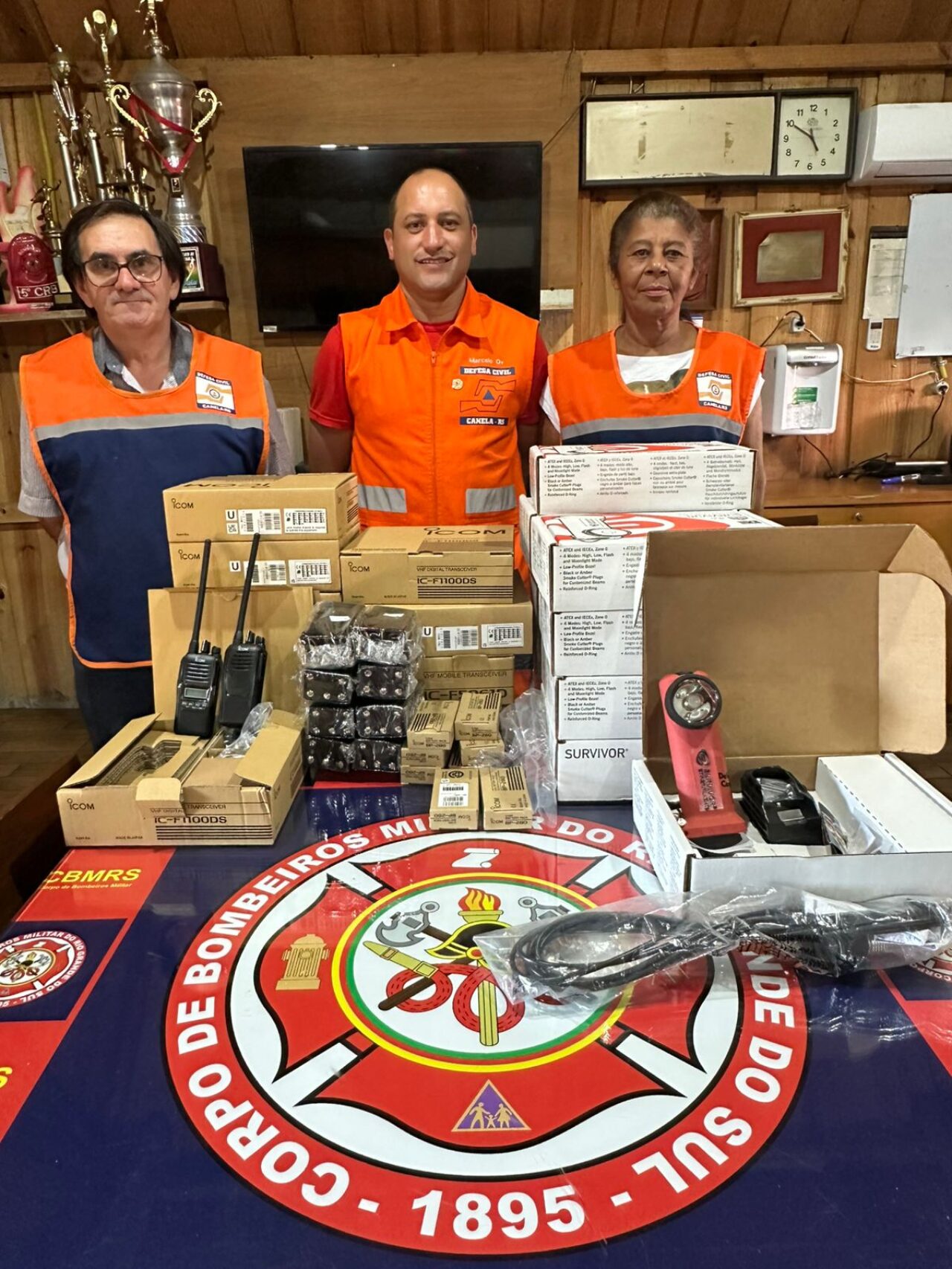 O coordenador da Defesa Civil de Canela, Marcelo Fogaça Rodrigues, com os agentes Valdemir de Abreu e Janete Nogueira junto com os equipamentos comprados.
Foto: Rita Souza