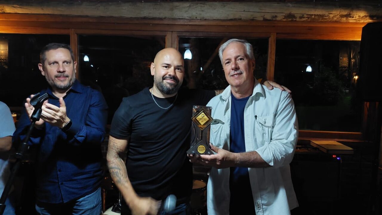 Delegado Vladimir Medeiros entrega troféu Amigo da Polícia Civil de Canela