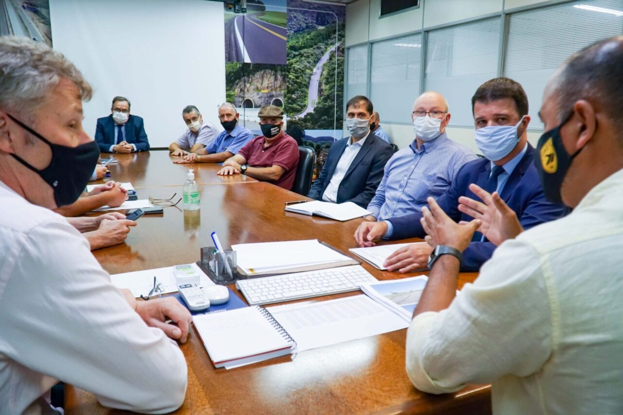 Deputados Neri, o Carteiro e Lucas Redecker cobram do DAER por obras na estrada do Passo do Inferno