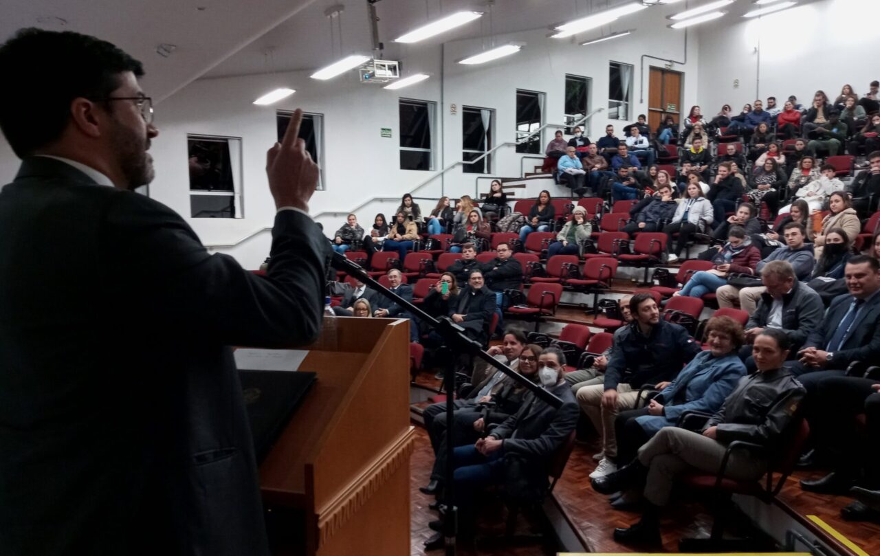 Palestra acompanhada por estudantes foi aberta à comunidade.