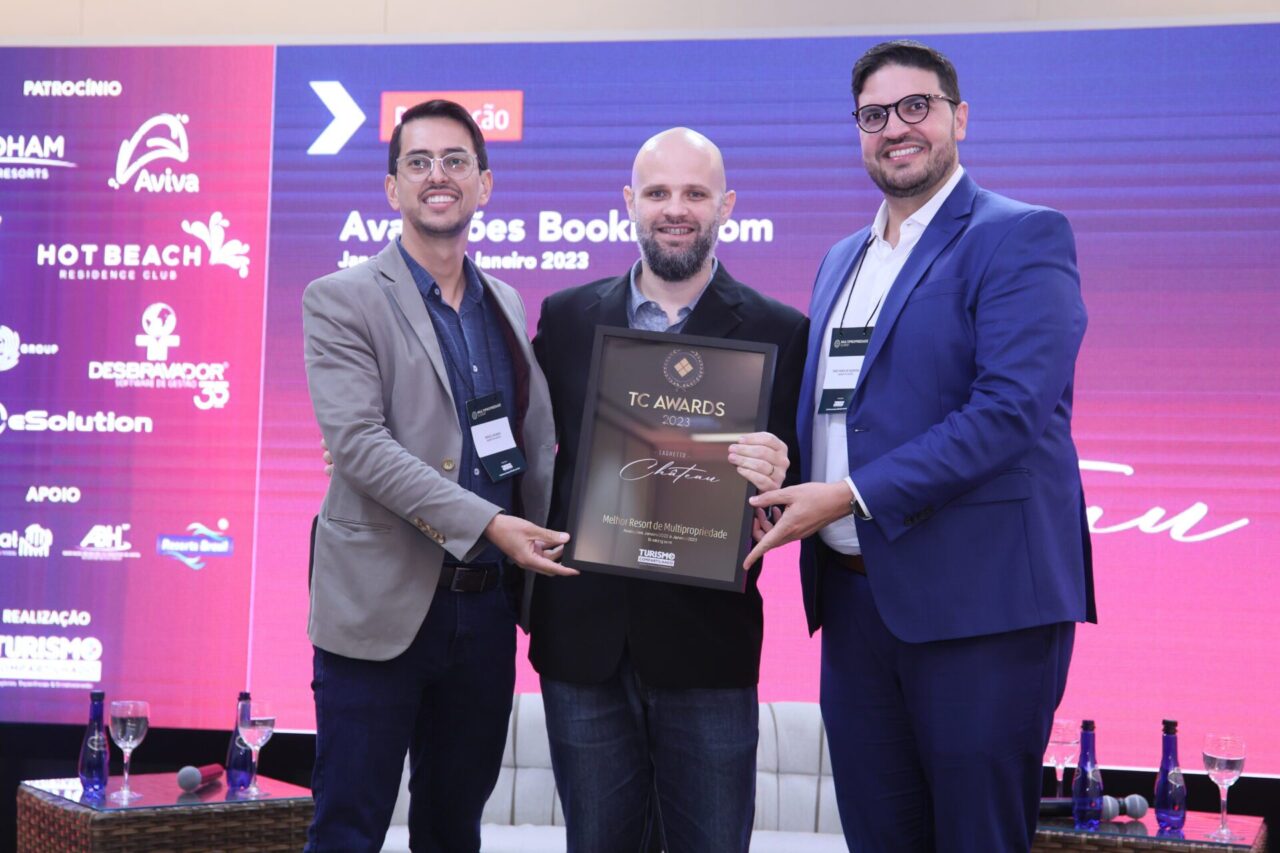Diego Cáceres, CEO da rede Laghetto Hotéis, Fábio Mendonça, diretor de Jornalismo do Turismo Compartilhado, e Ênio Almeida, CEO da Laghetto Golden Multipropriedades