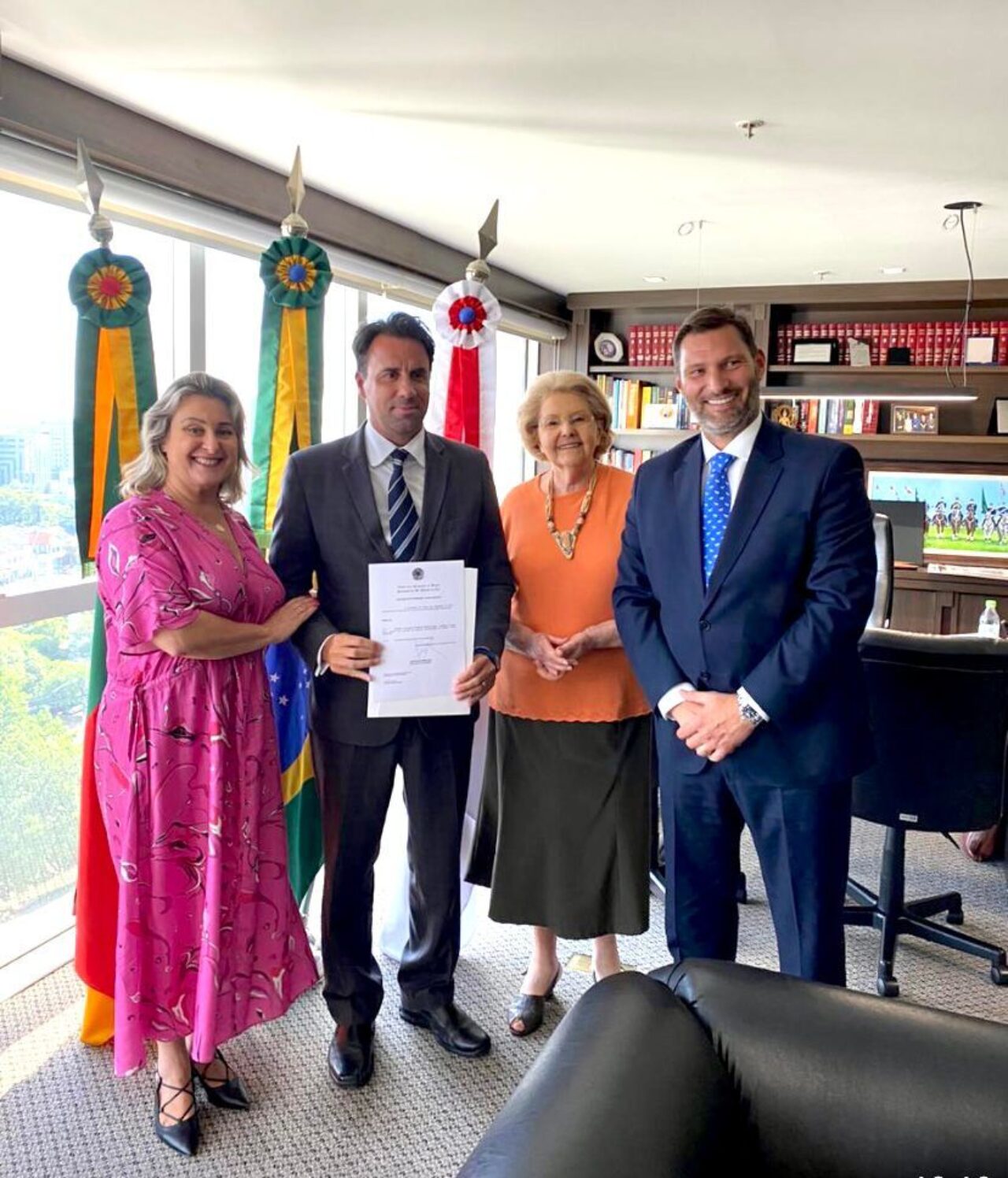 Professor recebe a portaria da secretária-geral adjunta da OAB, Karina Contiero Silveira, da advogada Cléa Carpi e do presidente da OAB/RS, Leonardo Lamachia. Foto: Divulgação.