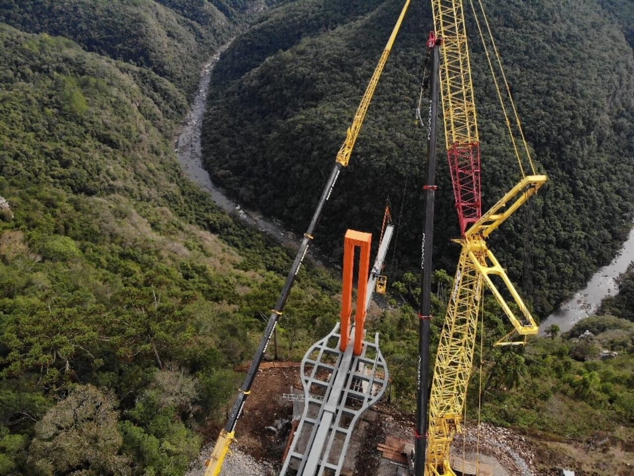Parte da montagem da plataforma em aço - Foto (drone): Eduardo Idalino