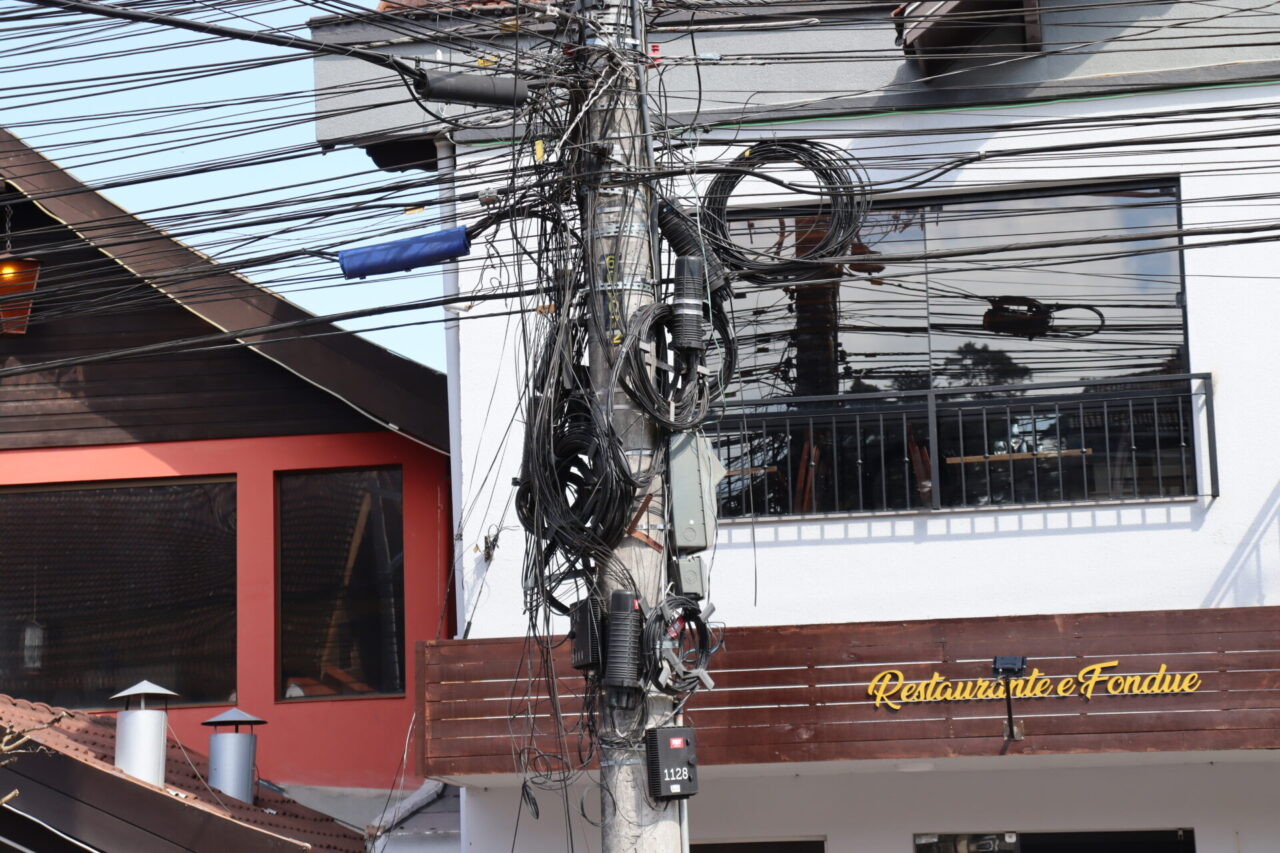 Empresas têm 30 dias para corrigir fiação em postes de Gramado, após o prazo os fios serão retirados.