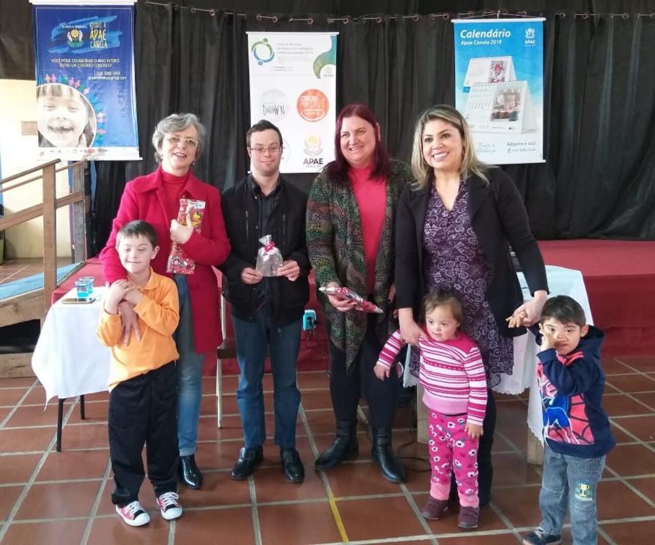 Foto: Filipe Rocha - Palestrantes, organizadora e famílias