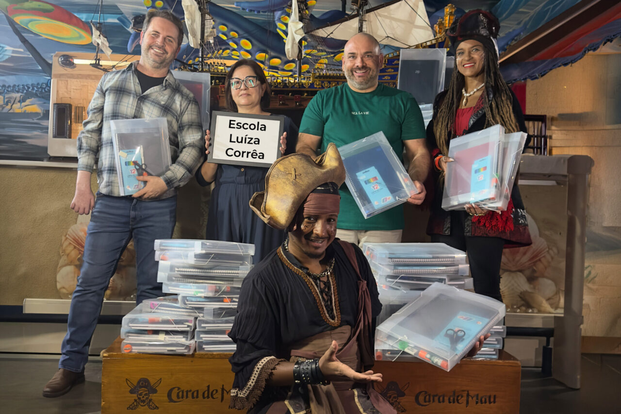 Equipe Cara de Mau entrega material escolar para representantes da Escola Luiza Corrêa - Crédito Juliana Santos