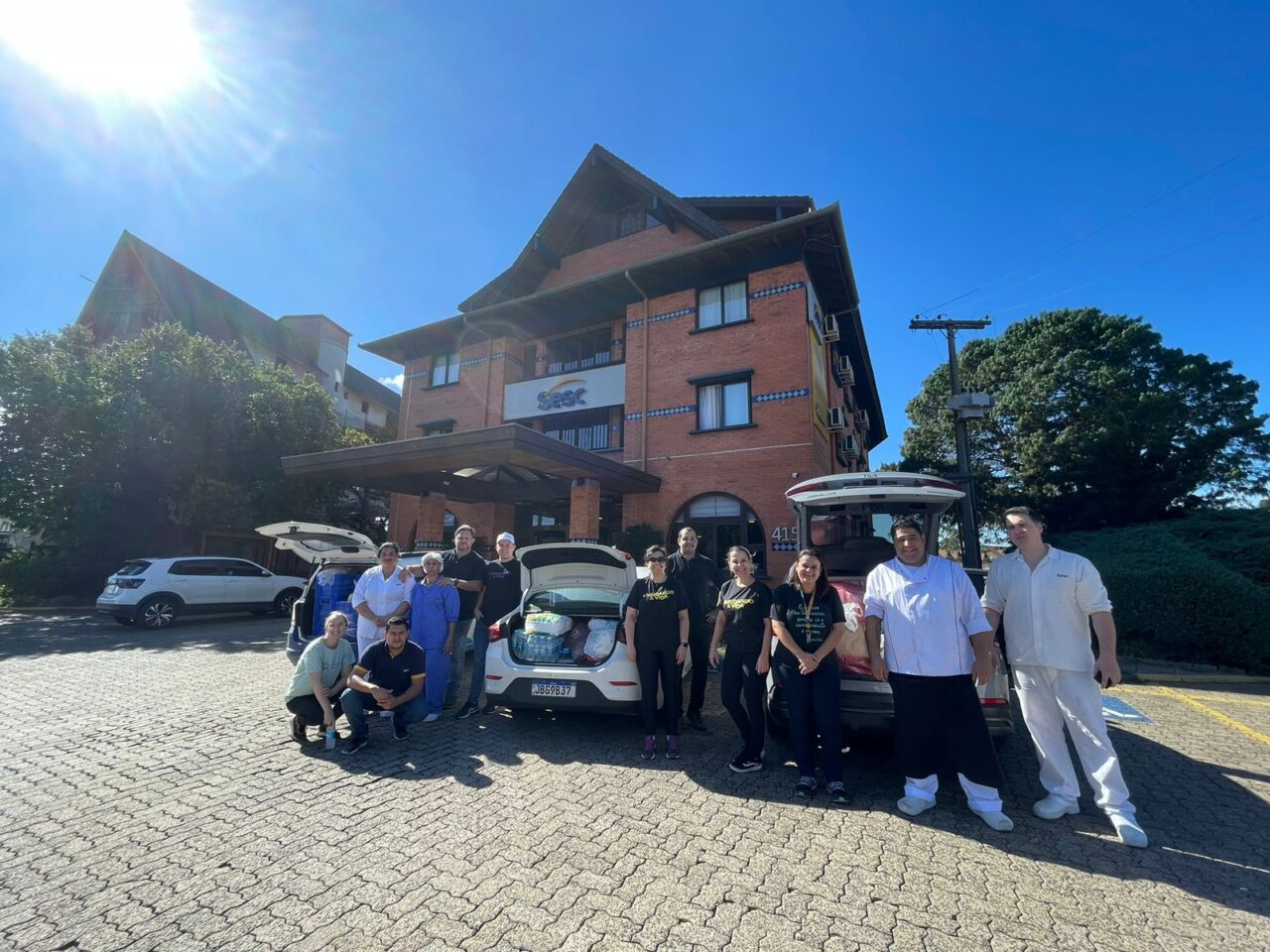 Equipe Sindilojas Hortênsias SESC e Senac Gramado com doações para a comunidade e cidade vizinha de Três Coroas