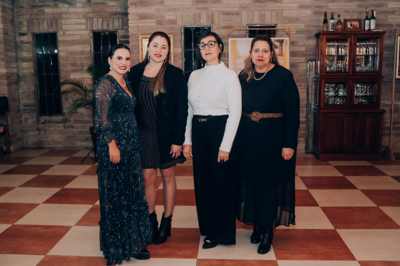 Equipe da Casa Vitória: Manoela Negrelli de Athayde Heidrich (coordenadora), Denize Pereira Kochi (psicóloga), Joci Mara Rodrigues Colombo (assistente social) e
Cassiana Gralha da Silva (auxiliar).

Fotos: Divulgação/Casa Vitória