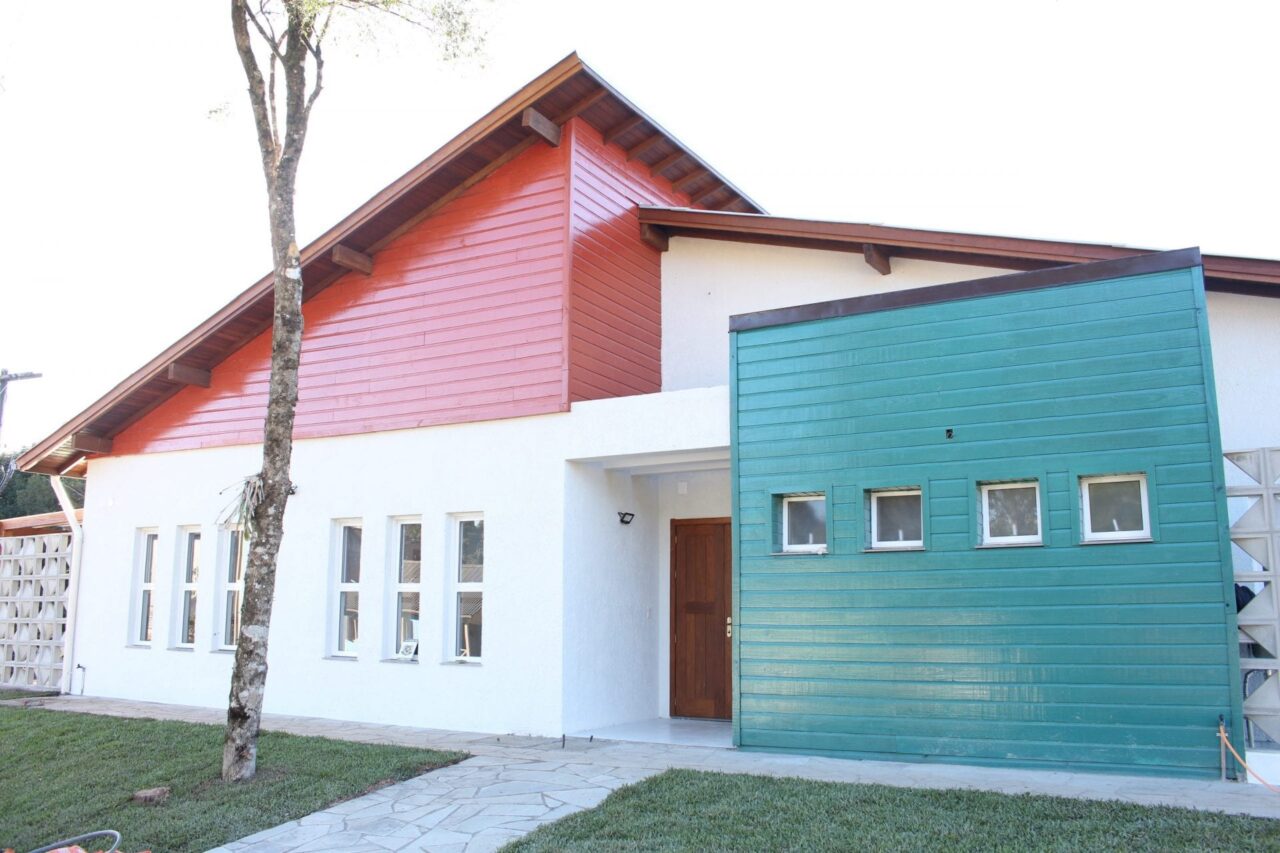 Escola Municipal de Educação Infantil Pequenos Gigantes, no bairro Carniel, foi entregue no mês de abril