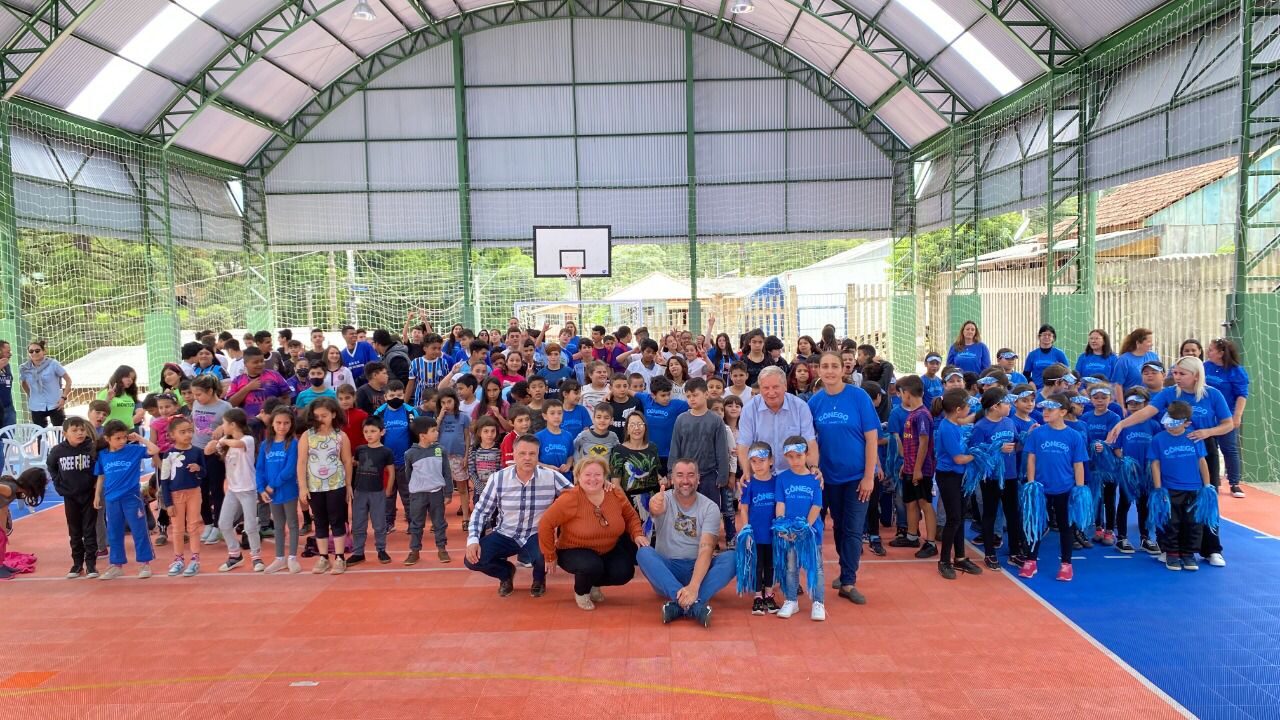 Escola Cônego João Merchesi inaugura quadra esportiva
